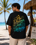 Tricou negru oversized No Drama Just Waves cu grafica mare pe spate, purtat in decor tropical