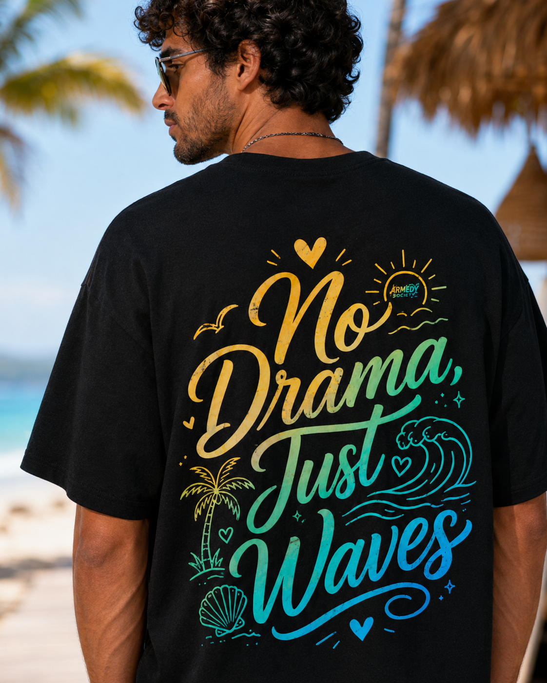 Tricou negru oversized No Drama Just Waves cu grafica mare pe spate, purtat in decor tropical