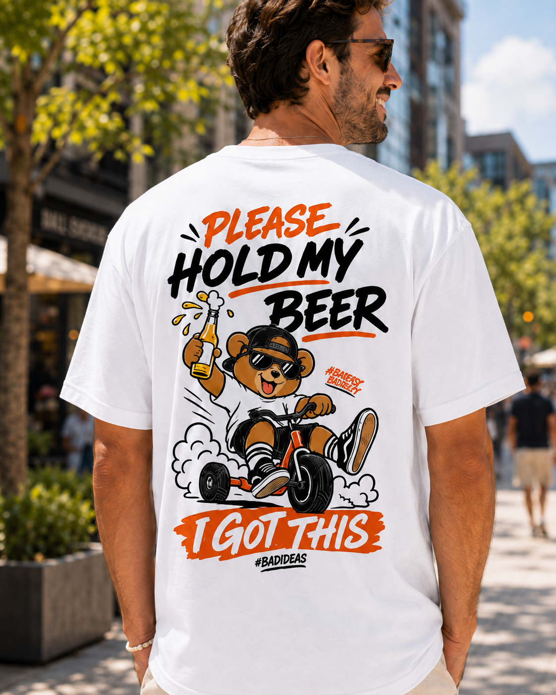 Grafica spate Please Hold My Beer I Got This pe tricou oversized alb