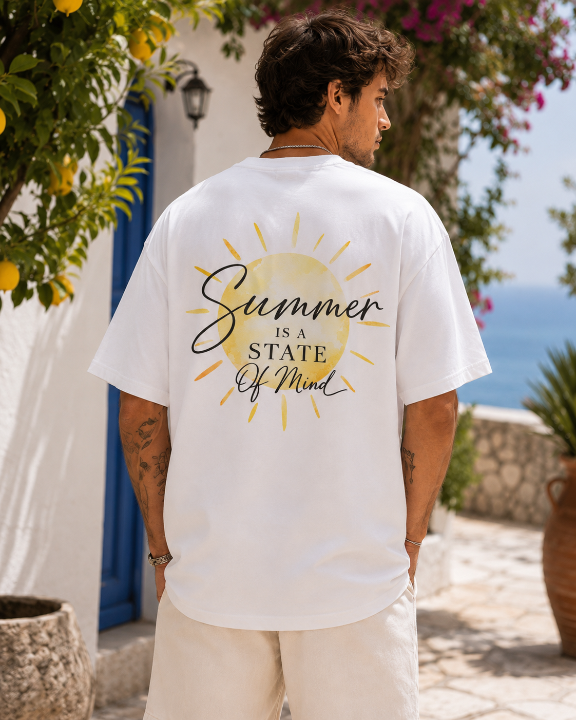 Model masculin purtand tricou alb Summer State of Mind intr-un decor mediteranean de vara