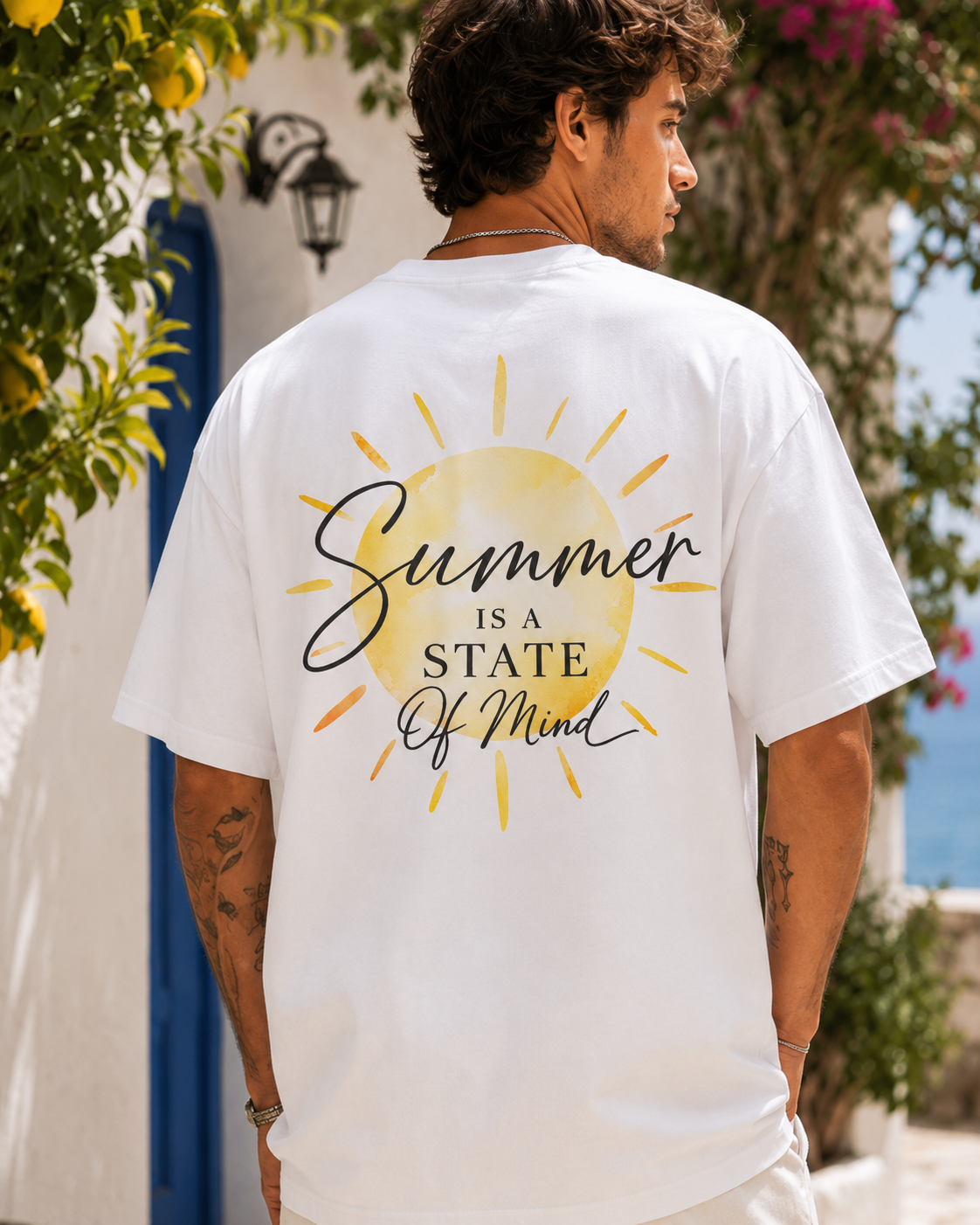 Model masculin purtand tricou alb Summer State of Mind intr-un decor mediteranean de vara