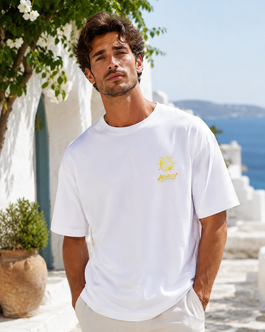 Model masculin purtand tricou alb Summer State of Mind intr-un decor mediteranean de vara