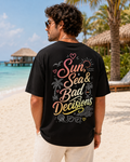 Model masculin purtand tricou negru Sun Sea and Bad Decisions pe plaja