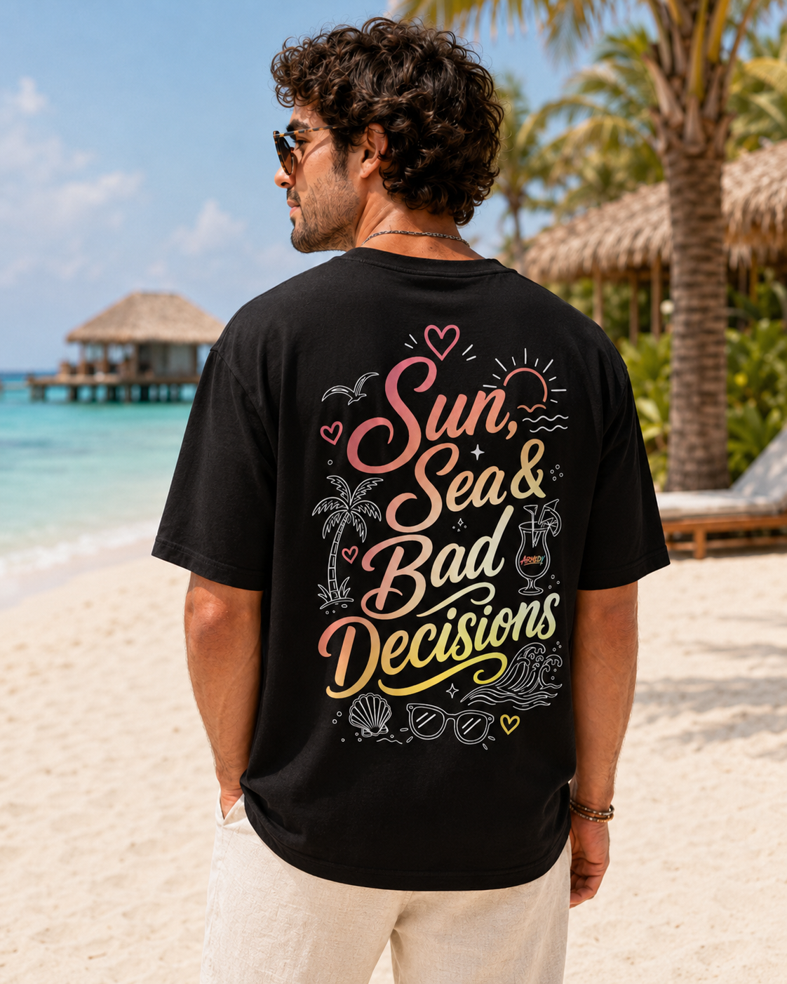 Model masculin purtand tricou negru Sun Sea and Bad Decisions pe plaja