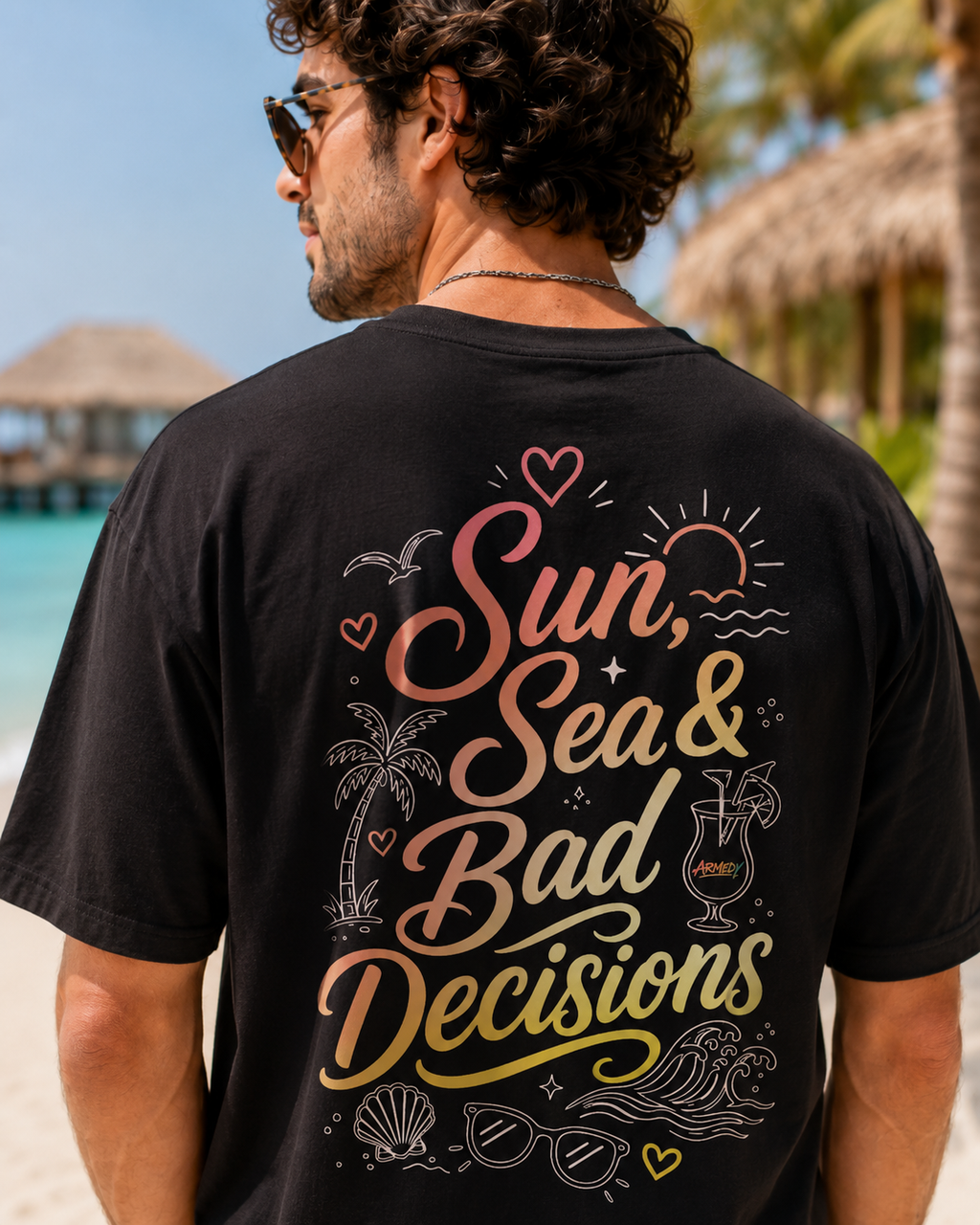 Model masculin purtand tricou negru Sun Sea and Bad Decisions pe plaja