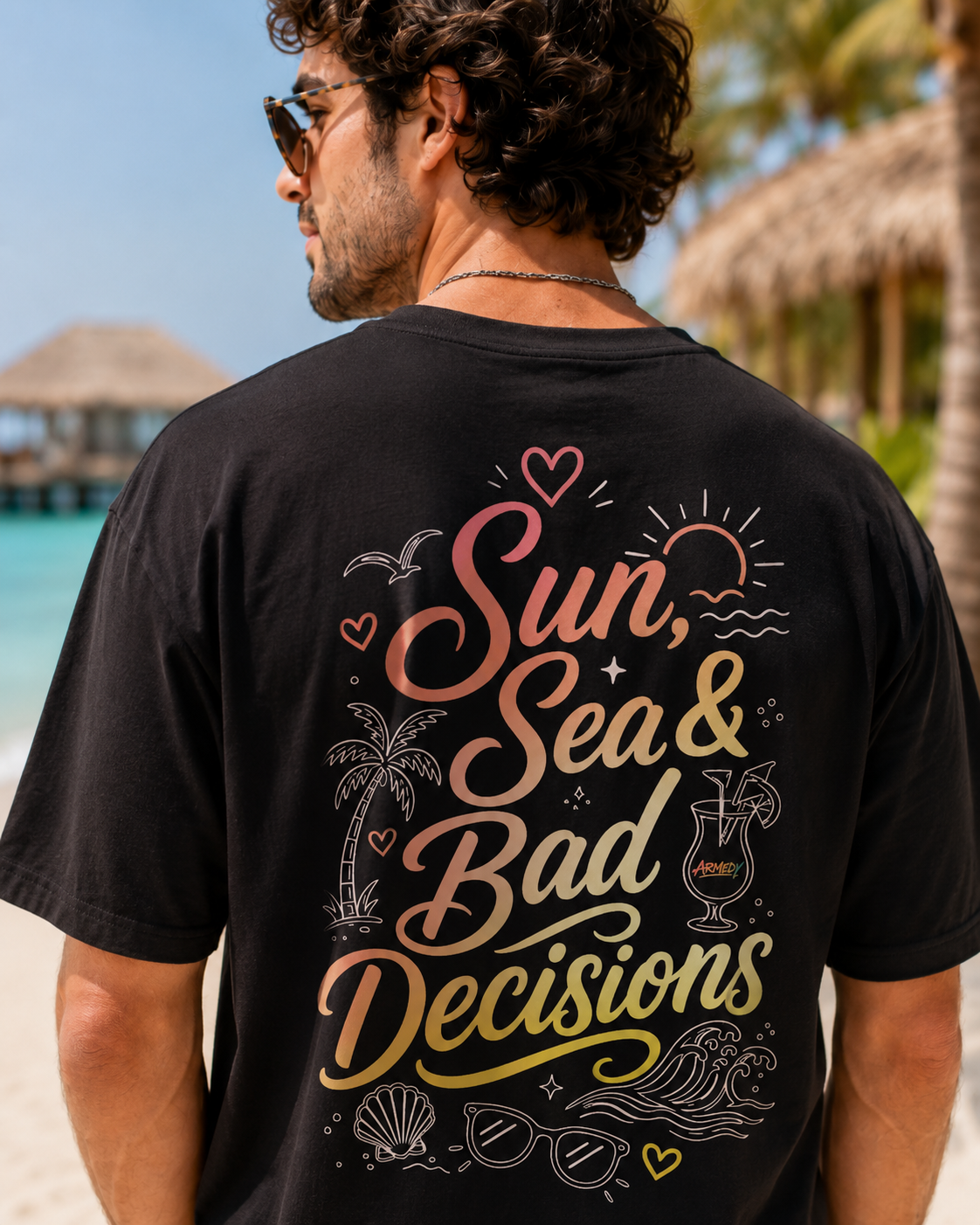 Model masculin purtand tricou negru Sun Sea and Bad Decisions pe plaja