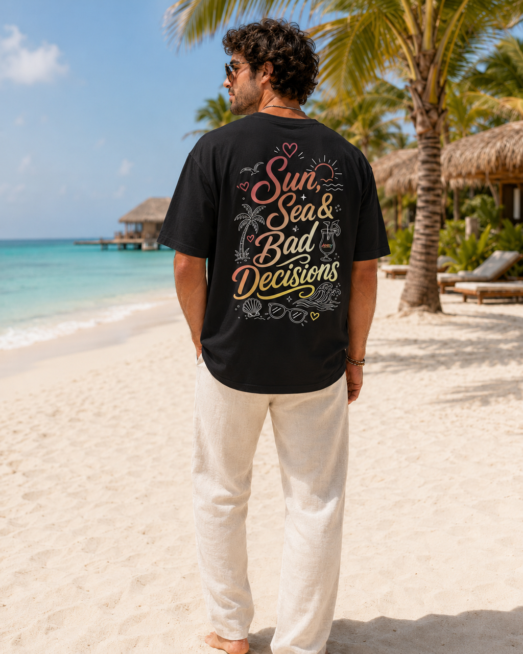 Model masculin purtand tricou negru Sun Sea and Bad Decisions pe plaja