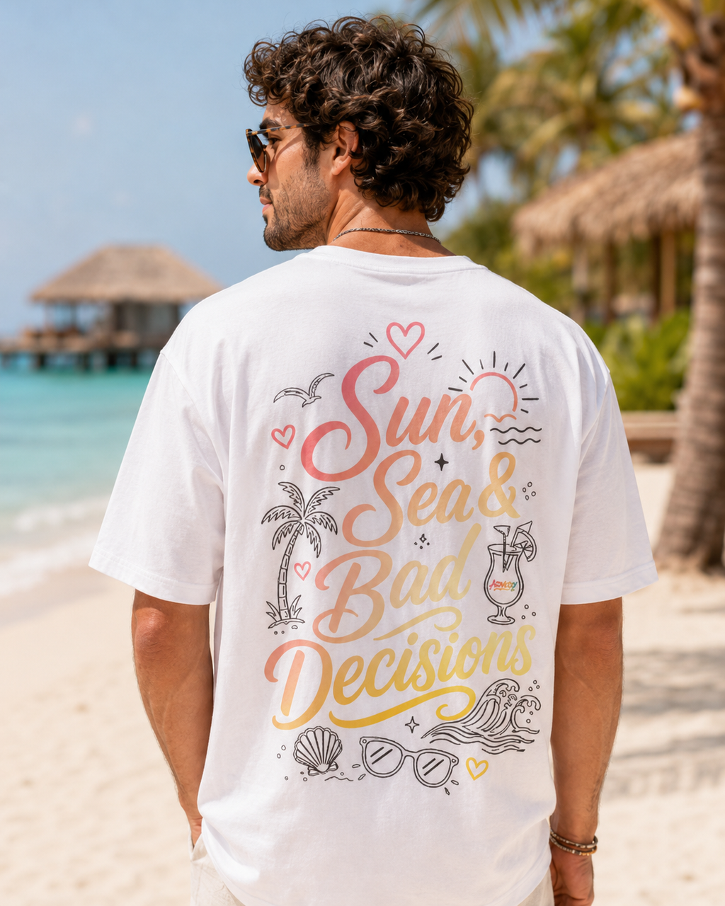 Model masculin purtand tricou alb Sun Sea and Bad Decisions intr-un decor tropical