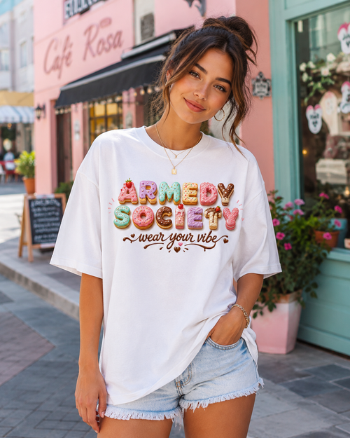 Model feminin purtand tricou alb Armedy Candy Vibes in fata unei cafenele roz