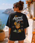 Model feminin purtand tricou negru Spritz State Tee pe terasa cu vedere la mare