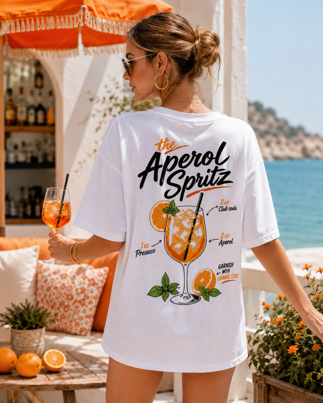 Model feminin purtand tricou alb Spritz State Tee intr-un decor mediteranean de vara