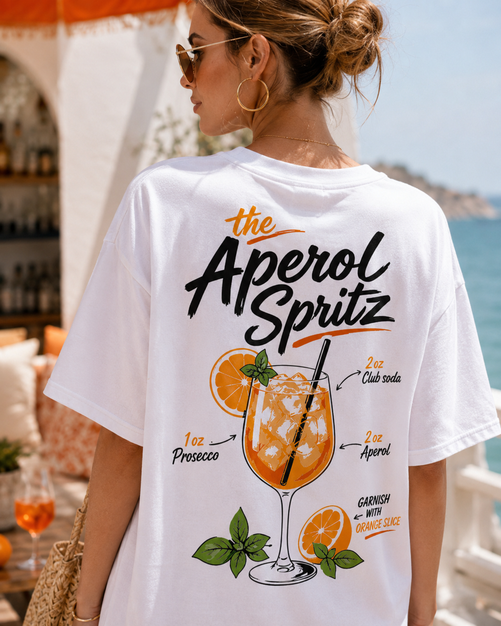 Model feminin purtand tricou alb Spritz State Tee intr-un decor mediteranean de vara