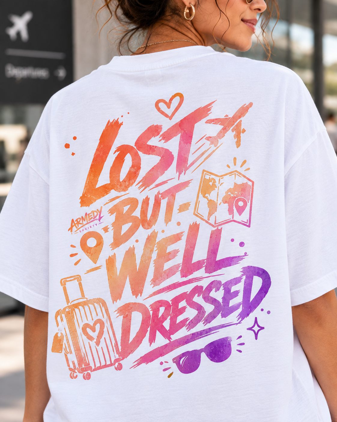 Tricou oversized alb Lost But Well Dressed purtat de model, vedere din spate